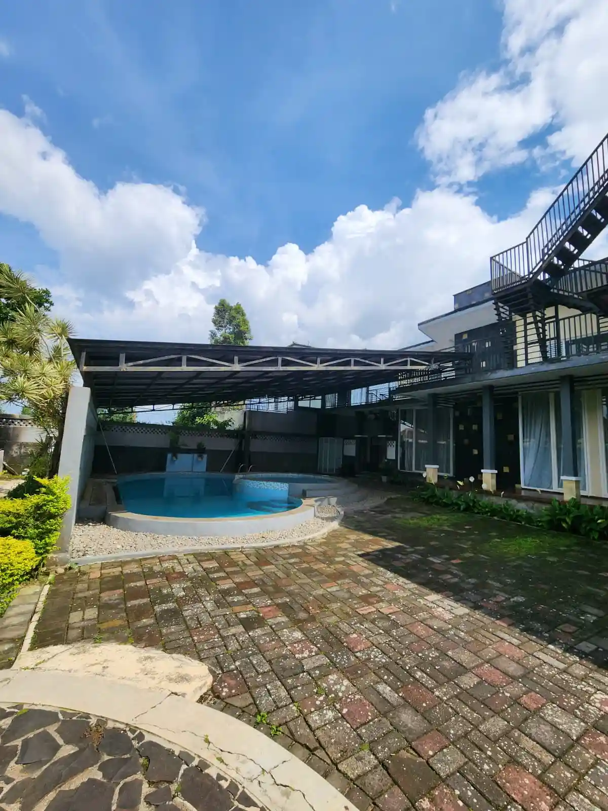 Villa Puncak Cipanas – Luas, Ada Kolam Renang & Taman, Cocok Investasi! galeri gambar