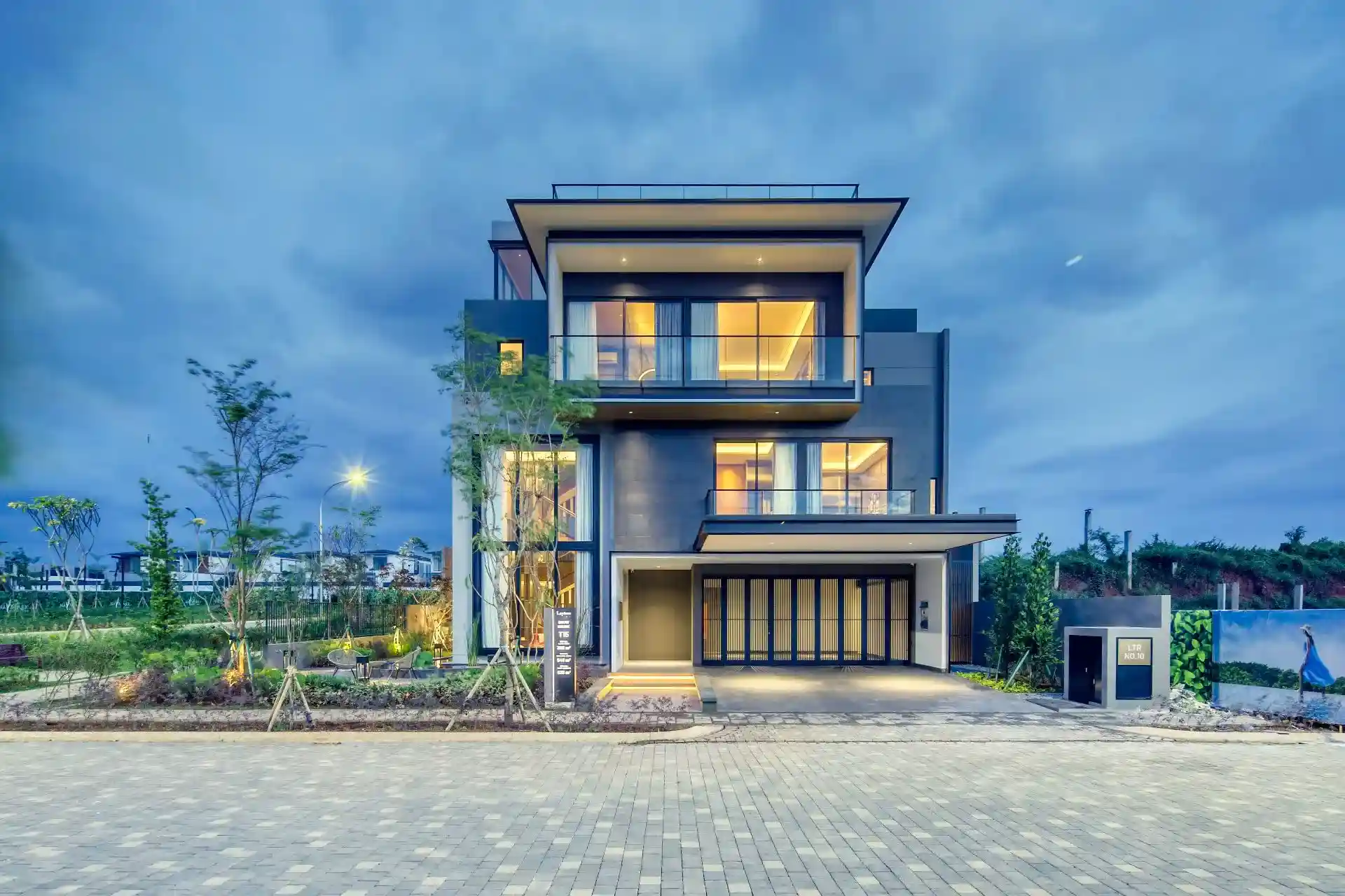 Layton NavaPark BSD City — Rumah Mewah Private Lift di Kawasan Premium BSD Mulai Rp18,8 Miliar — Foto 1